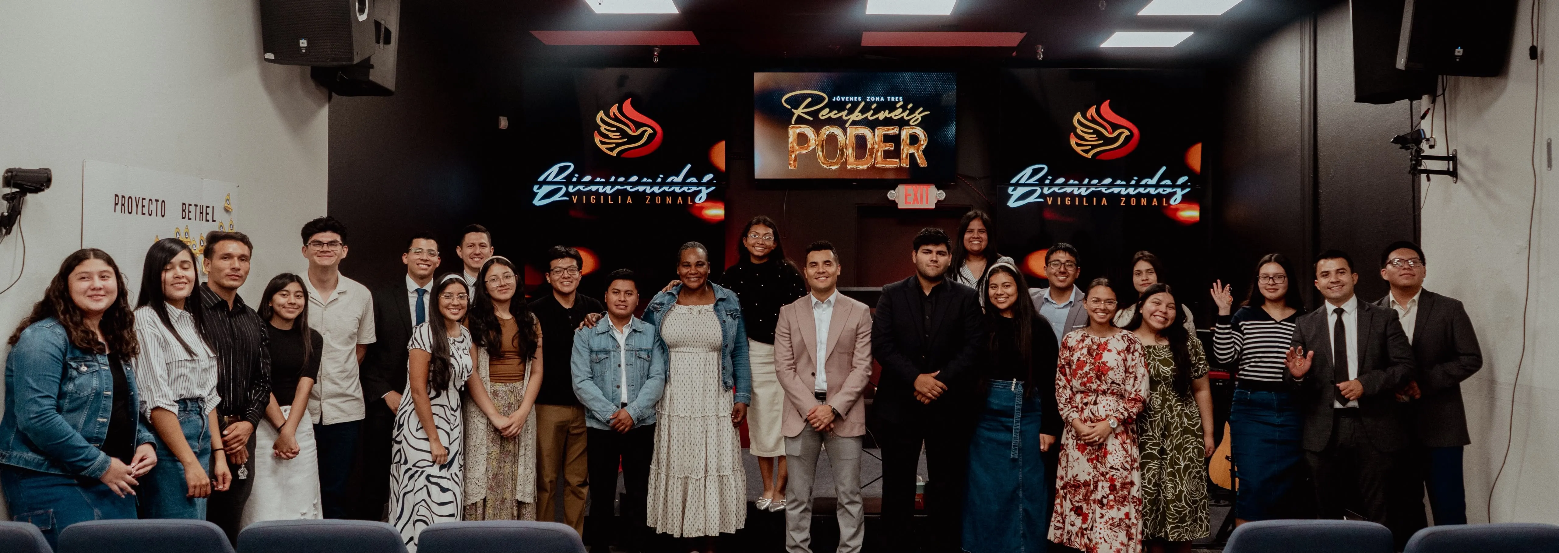 La familia de Adorar Church reunida