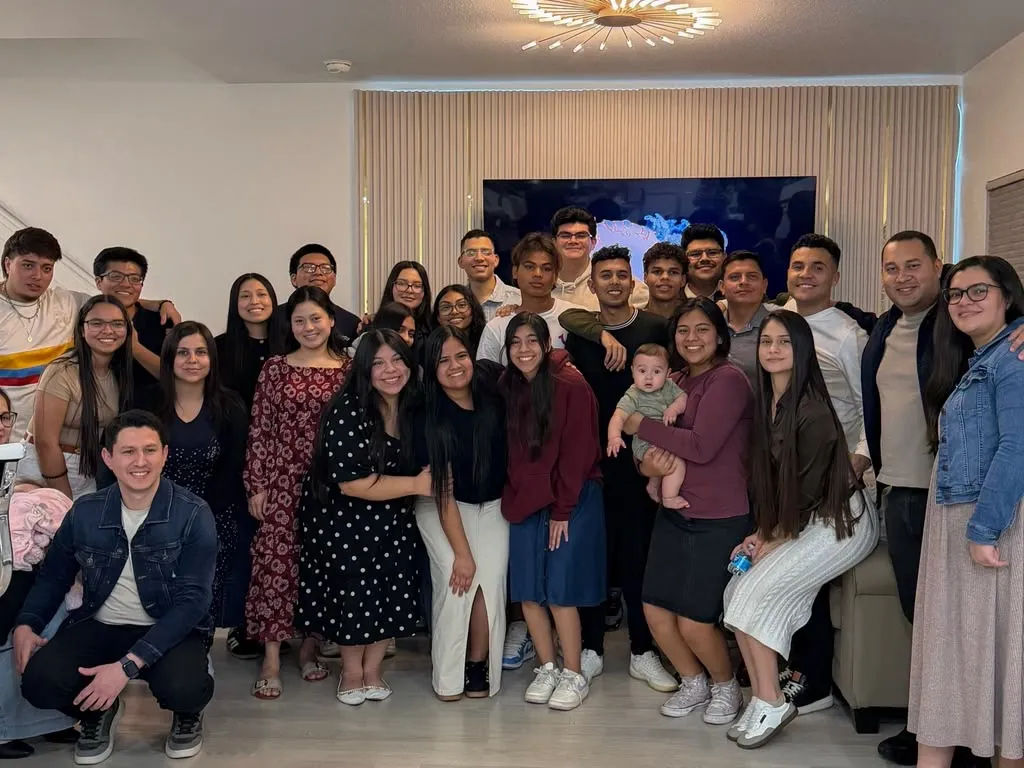 La familia de Adorar Church reunida para una foto