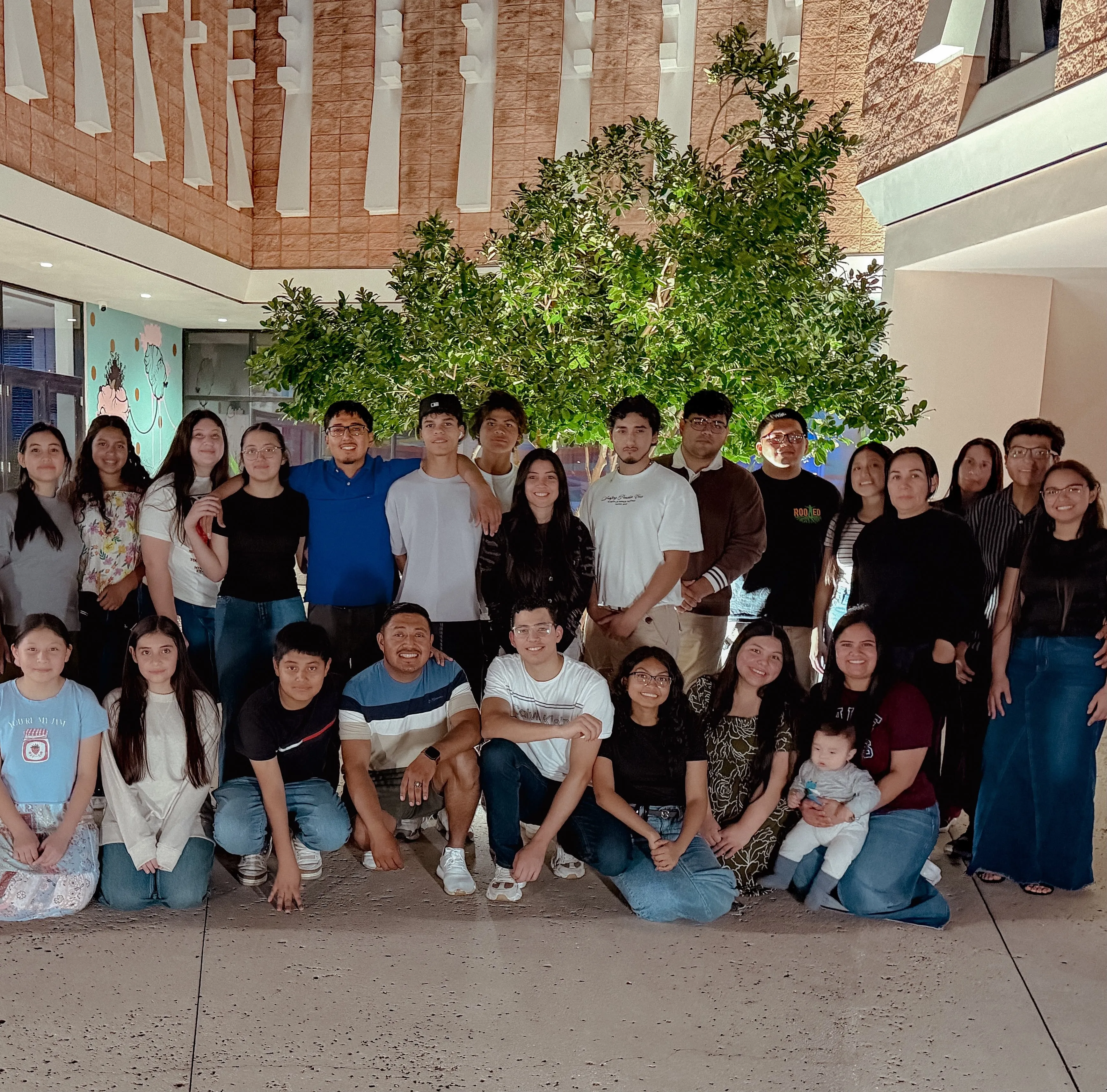 La familia de Adorar Church reunida
