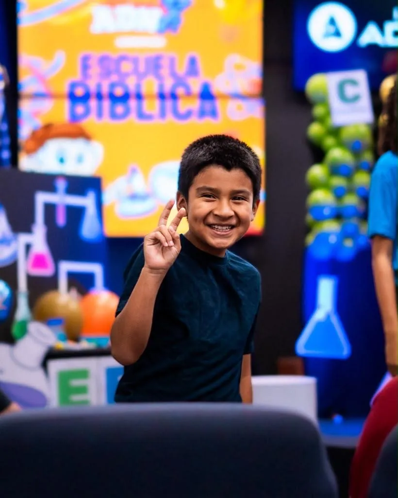 Un niño sonríe en la Escuela Bíblica
