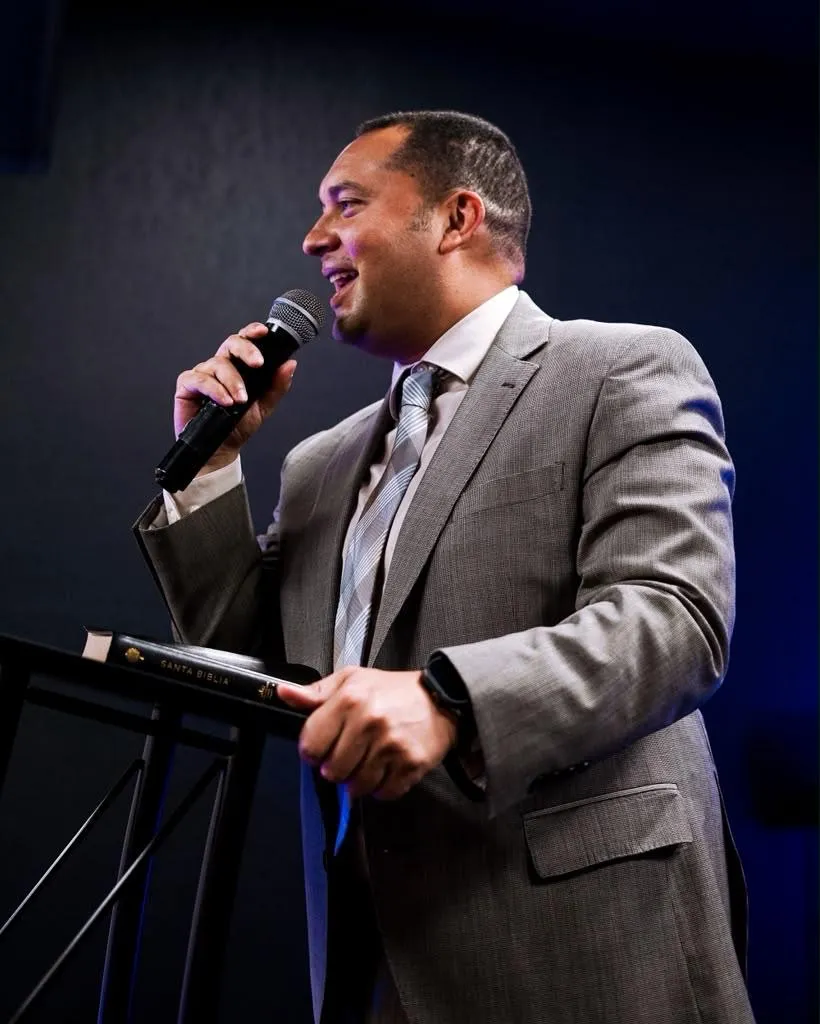 El pastor Oscar Tovar predicando