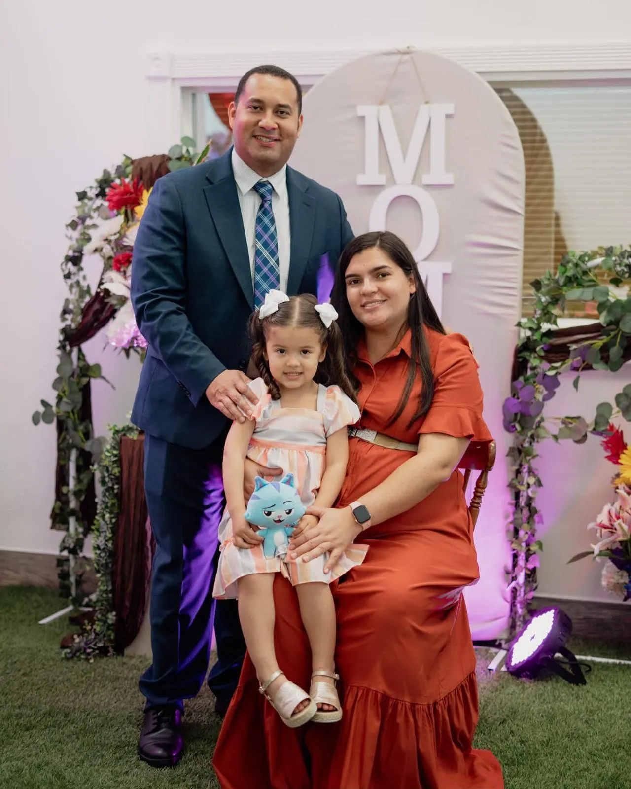 Los pastores Oscar y Jessica Tovar con su hija