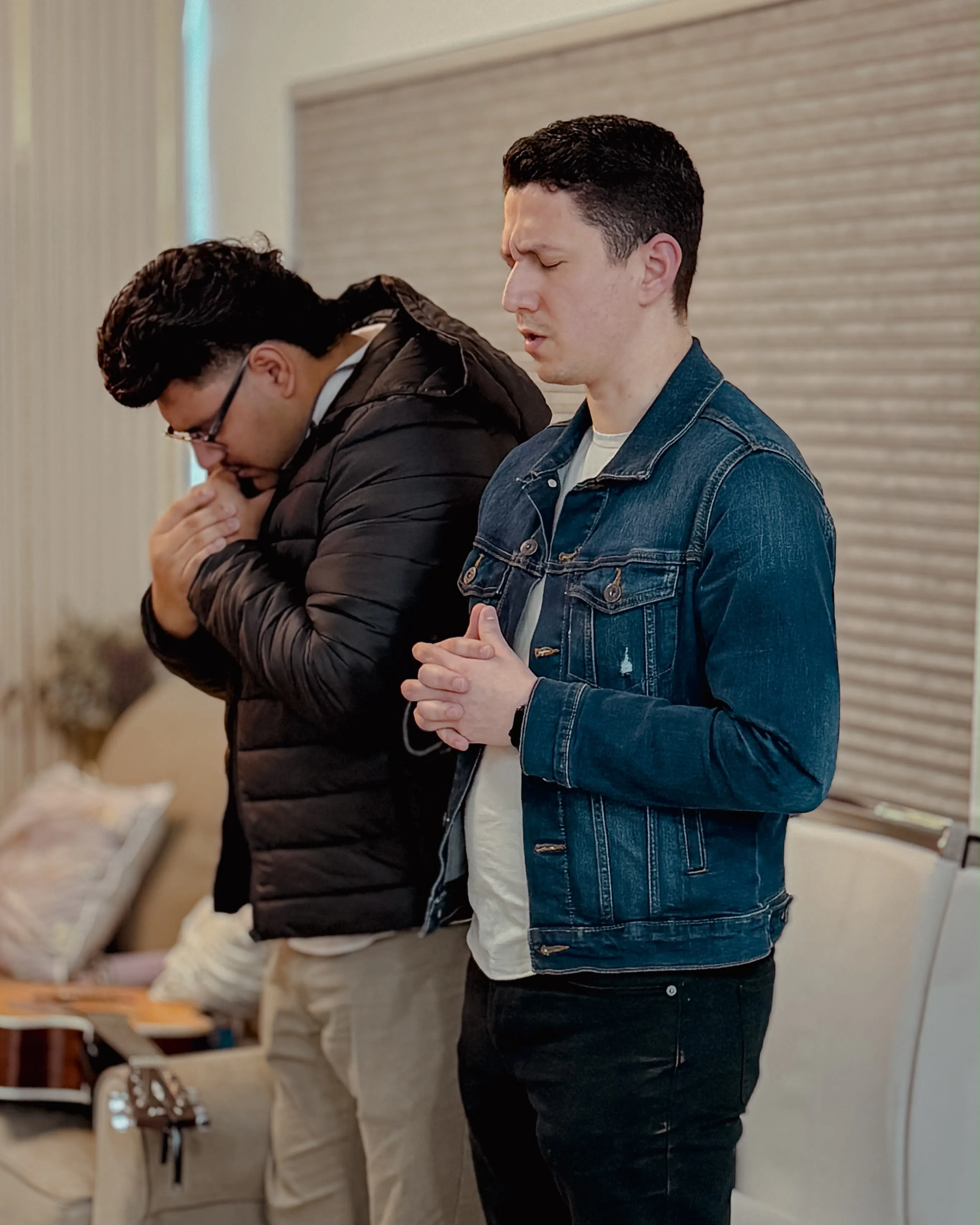 Dos hombres de Adorar Church orando juntos