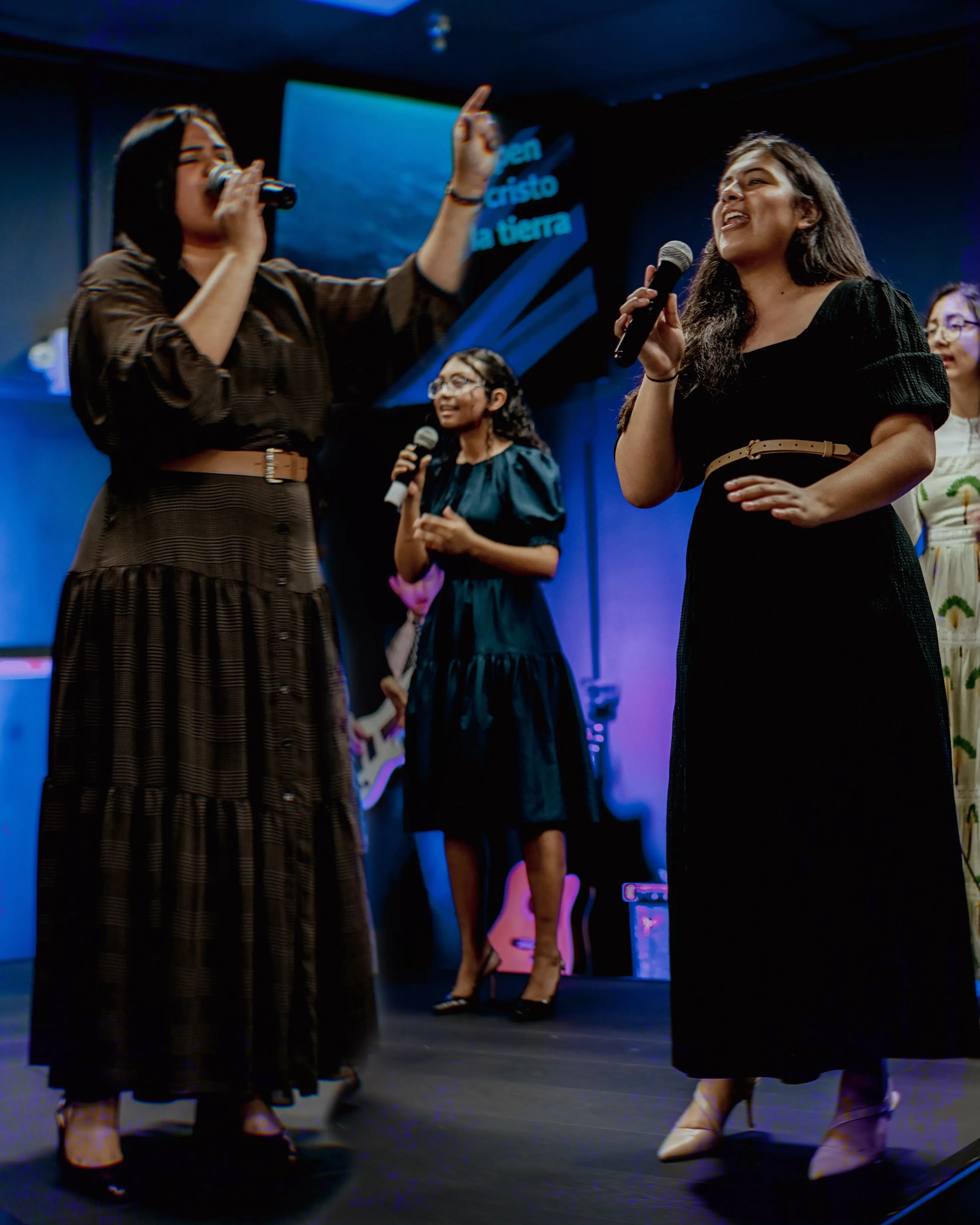 Mujeres de Adorar Church dirigiendo la alabanza